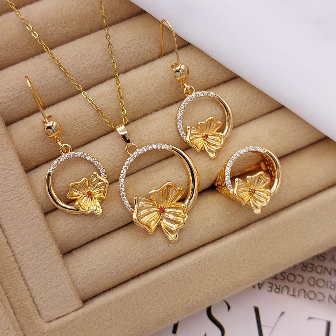 نیمست به همراه انگشتر زنانه