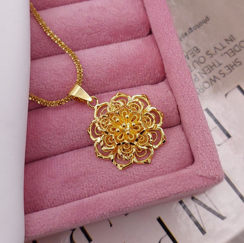 گردنبند طرح گل زنانه