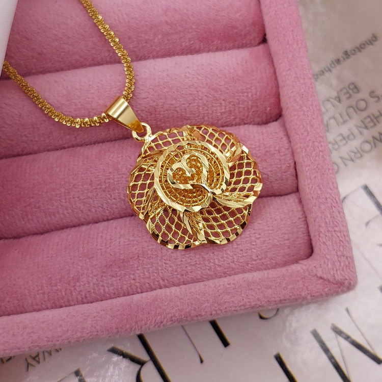 گل چند لایه با بافت ریز دایرهای و قاب ظریف