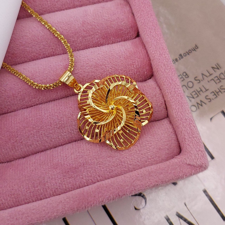 گل دکوراتیو با لایههای حکاکی شده و مرکز براق