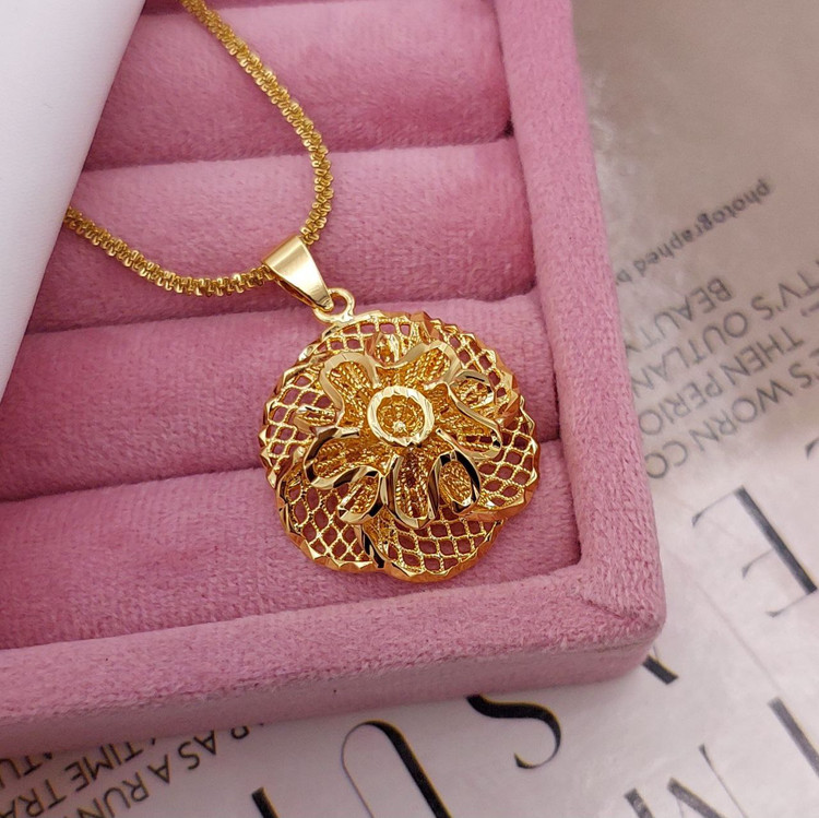 گل دکوراتیو با لایههای حکاکی شده و مرکز براق