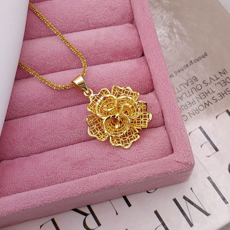 گل برجسته با مرکز گنبدی و خطوط شعاعی