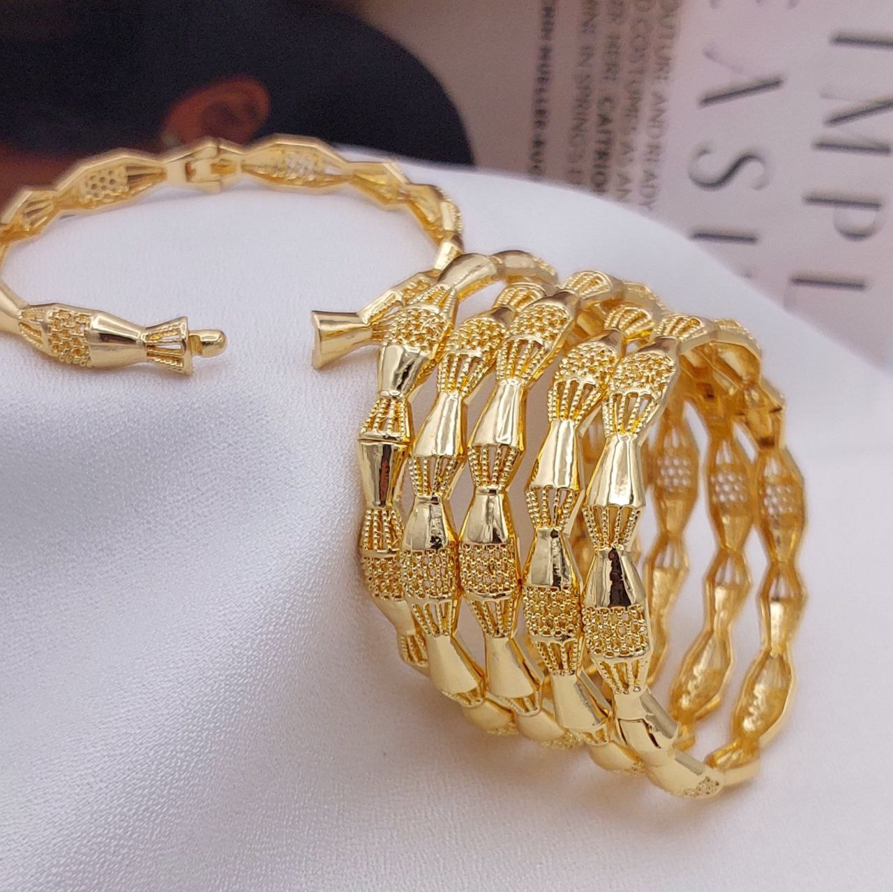 النگو زنانه قفلی طرح طلا با طراحی متعادل و سطح براق