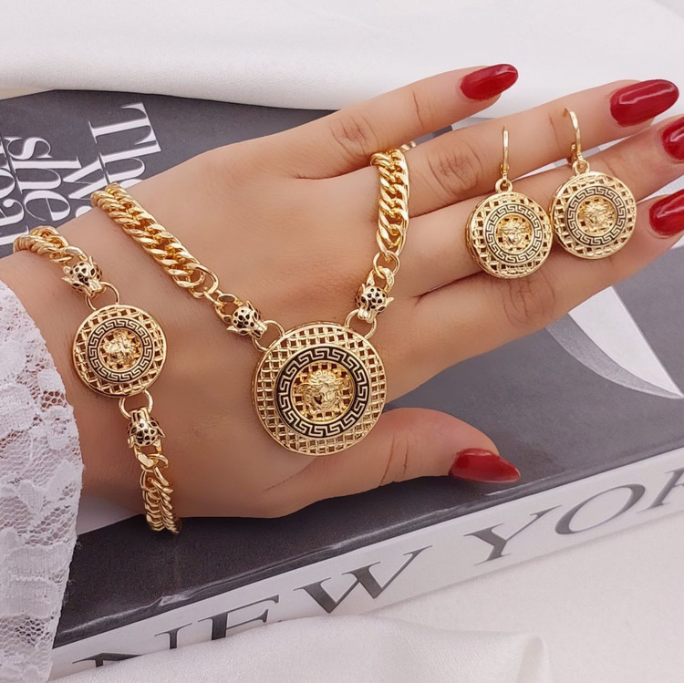 سرویس زنانه طرح طلا مدل ورساچه کارتیر لوکس رنگ ثابت