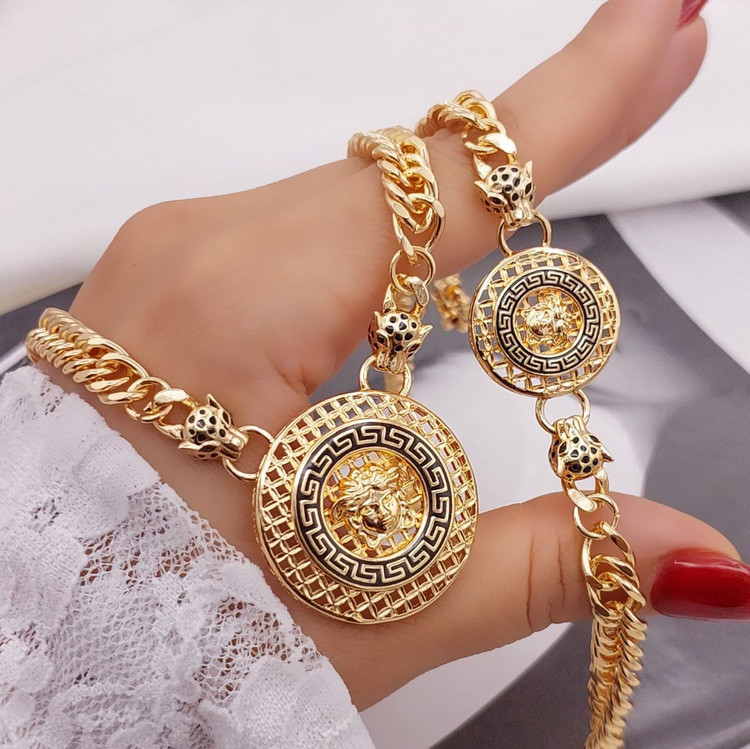 سرویس زنانه طرح طلا مدل ورساچه