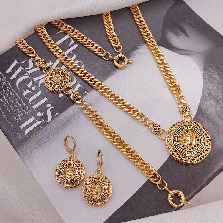 سرویس زنانه مدل ورساچه کارتیر لوکس رنگ ثابت