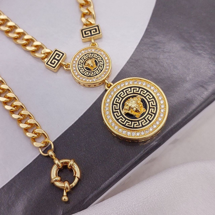 سرویس طرح طلا زنانه مدل ورساچه کارتیر لوکس رنگ ثابت