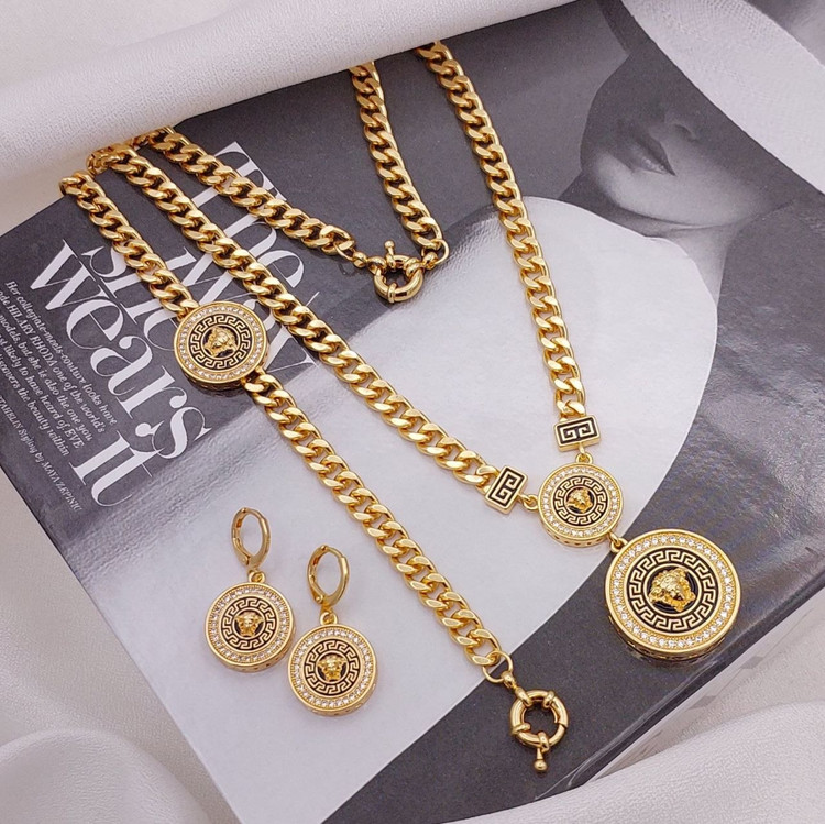 سرویس طرح طلا زنانه مدل ورساچه کارتیر لوکس رنگ ثابت