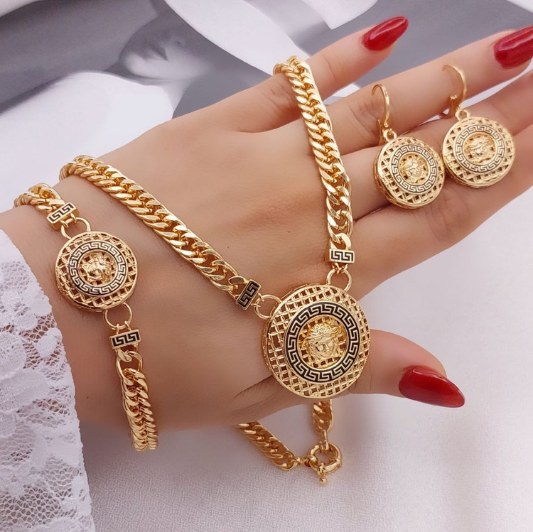 سرویس طرح طلای زنانه مدل ورساچه کارتیر رنگ ثابت