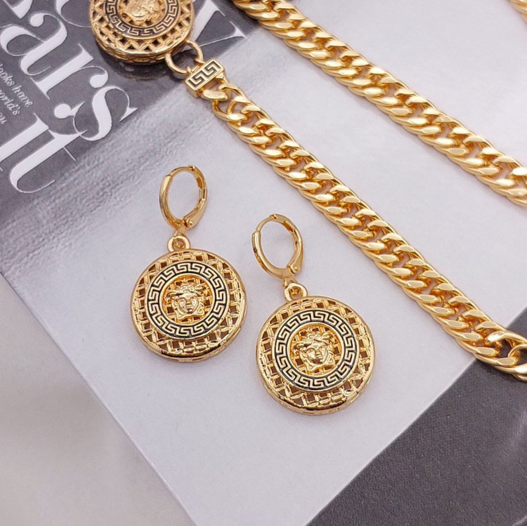 سرویس طرح طلای زنانه مدل ورساچه کارتیر کلاسیک رنگ ثابت شیک