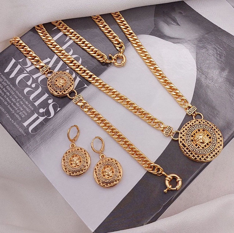 سرویس طرح طلا زنانه مدل ورساچه کارتیر کلاسیک رنگ ثابت