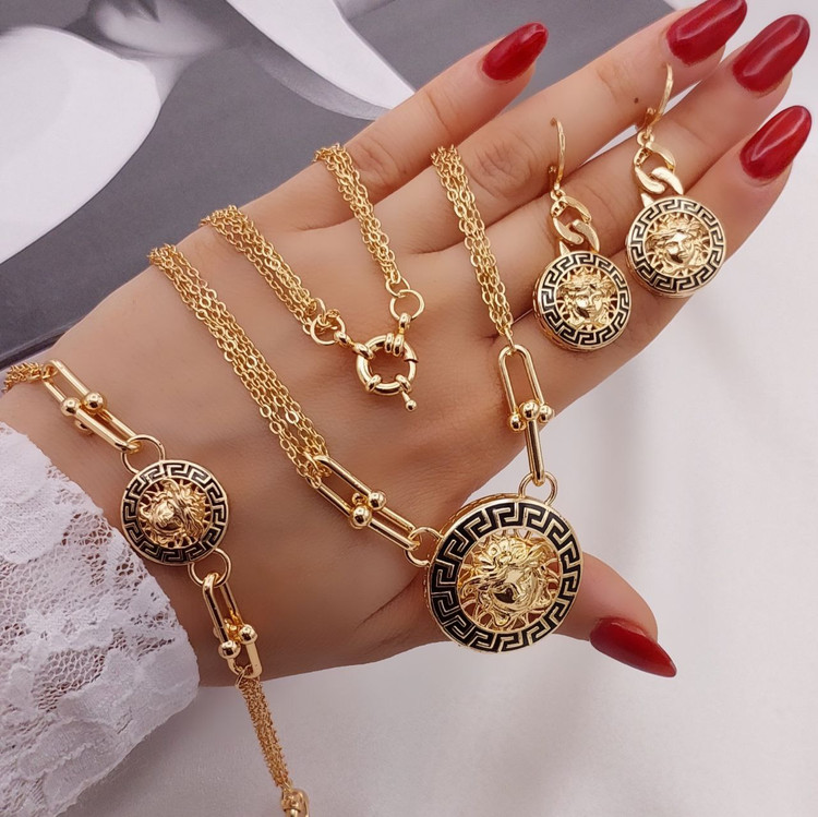 سرویس زنانه طرح طلا مدل ورساچه تیفانی مجلسی رنگ ثابت