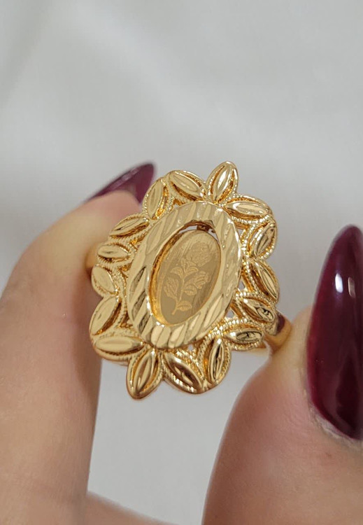 انگشتر گلدار طلایی با طراحی برجسته و فرم کلاسیک
