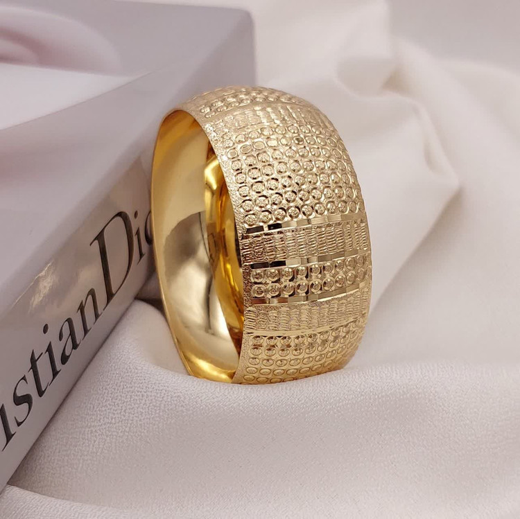 النگو زنانه طلا روس پهن با بافت نقطهای و خطوط صیقلی افقی