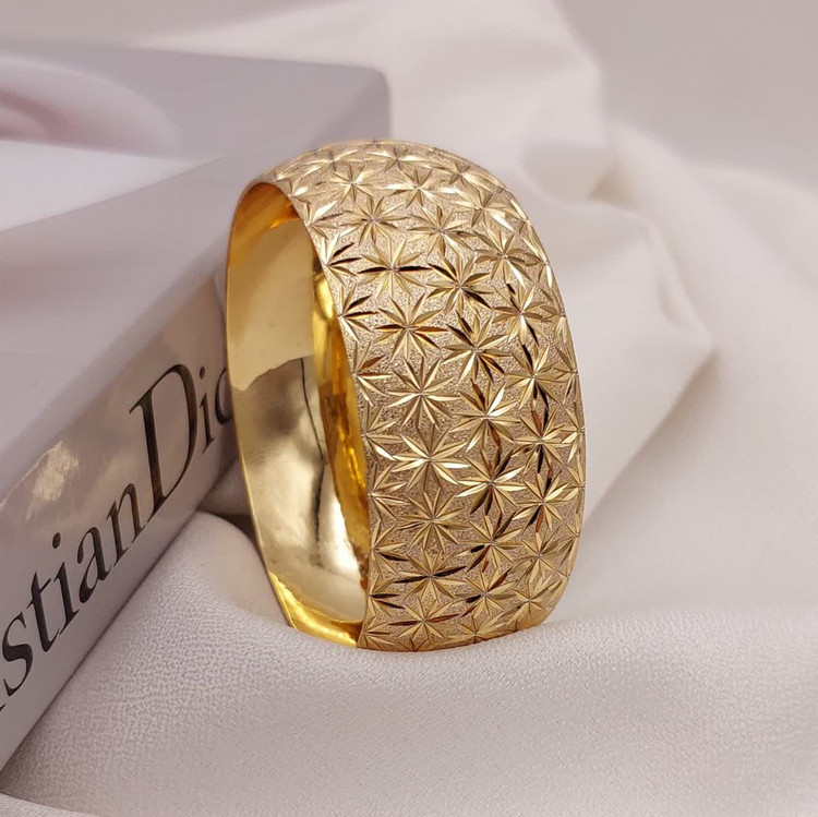 النگو زنانه طلا روس پهن با تراش ستارهای هندسی و سطح براق