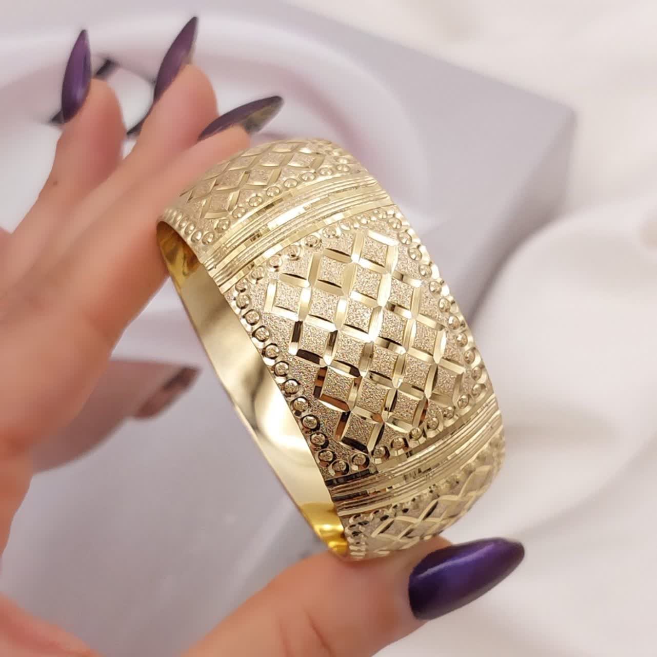 النگو زنانه طلا روس پهن با بافت مربعی و نوارهای براق افقی