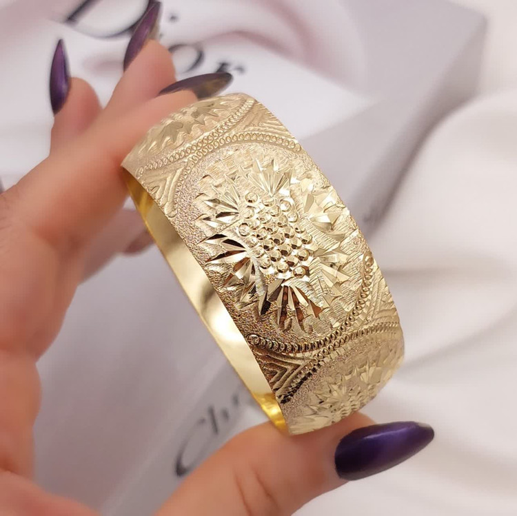 النگو زنانه طلا روس پهن با گل برجسته و تراش شعاعی براق