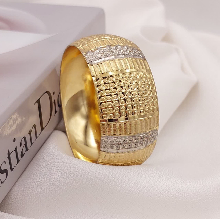 النگو زنانه طلا روس پهن با بافت نقطهای و نوار شیاردار براق