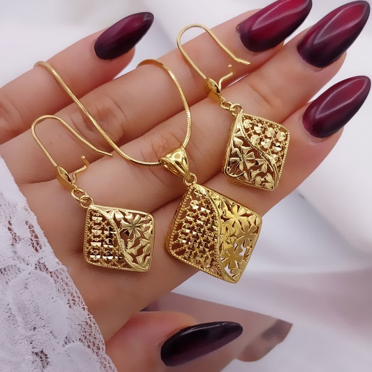 نیمست طرح طلا زنانه H_M با گوشواره و پلاک مربعی زاویهدار