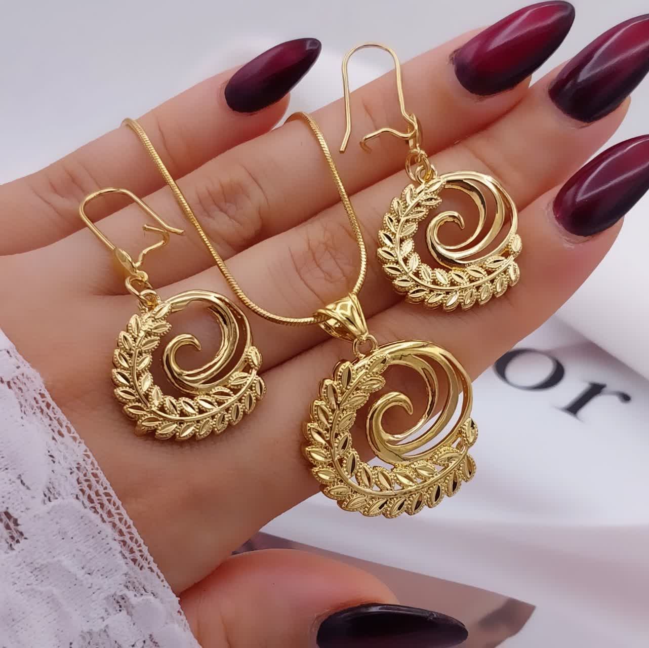 نیمست زنانه با طراحی دایرهای و خطوط نرم چرخشی