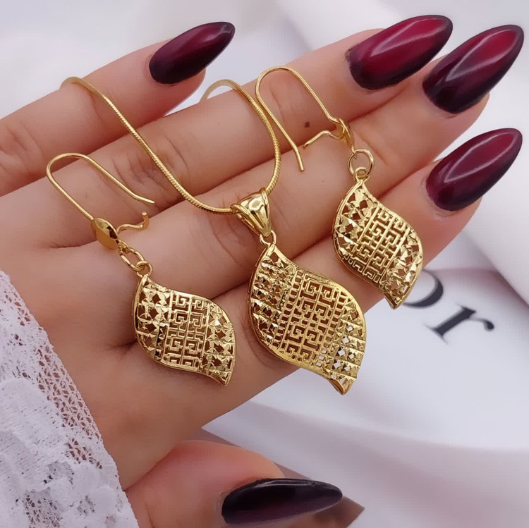 نیمست زنانه با پلاک برگمانند و ساختار مشبک ظریف