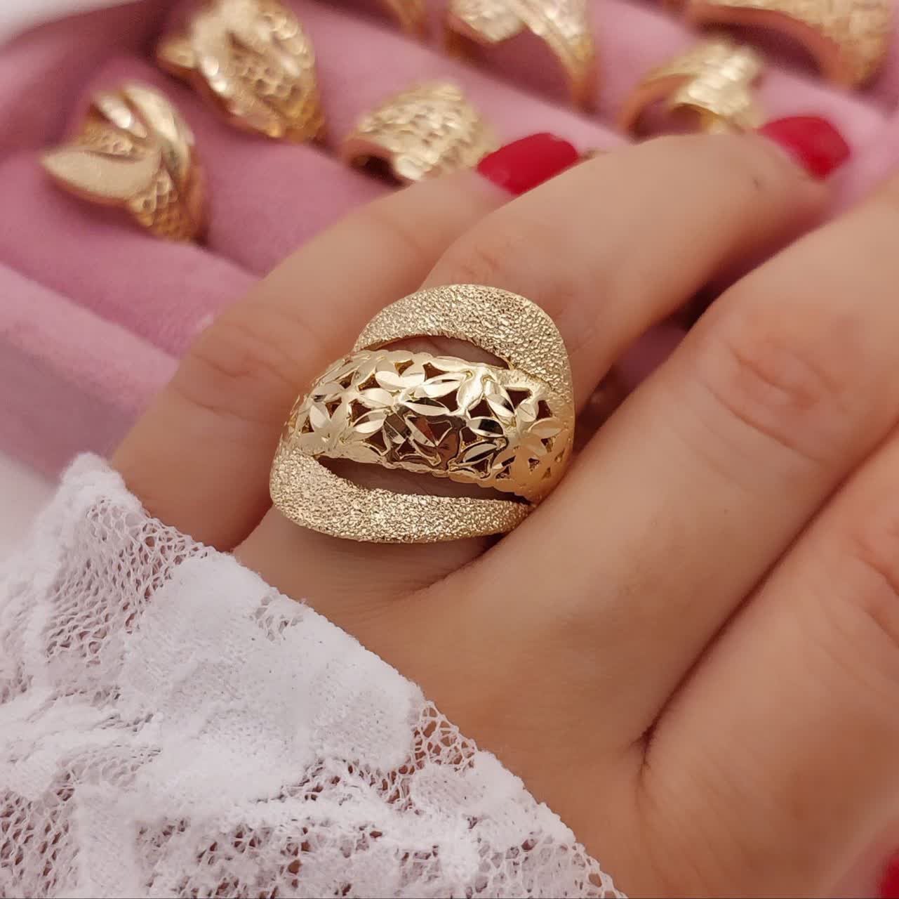 انگشتر طلاروس پهن با مرکز مشبک طرح گل