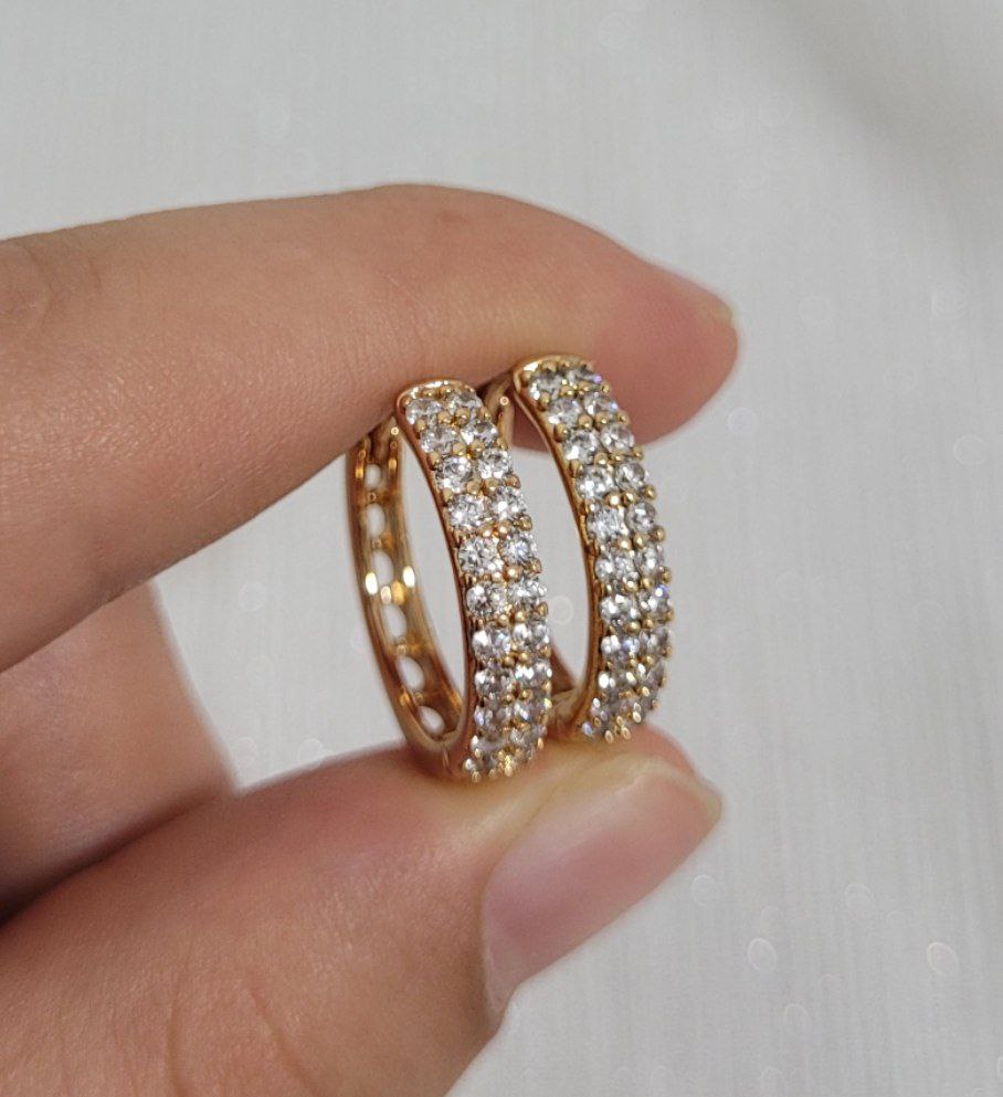 نمای نزدیک گوشواره حلقهای نگیندار