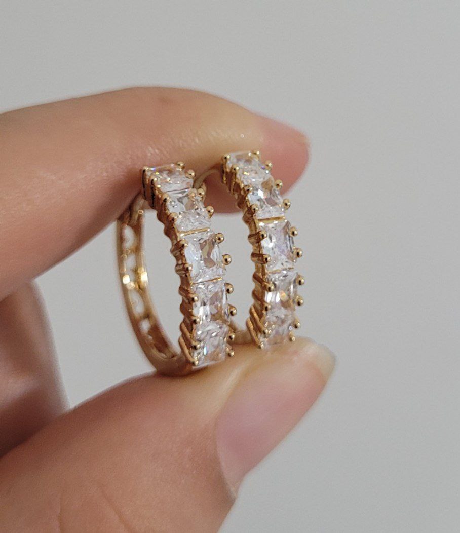 نمای نزدیک گوشواره حلقهای نگیندار