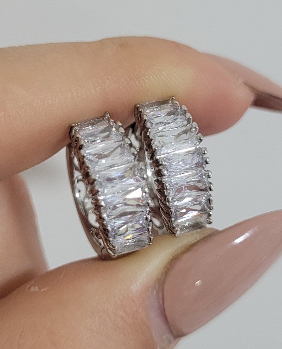 گوشواره حلقهای نگینداردار مجلسی