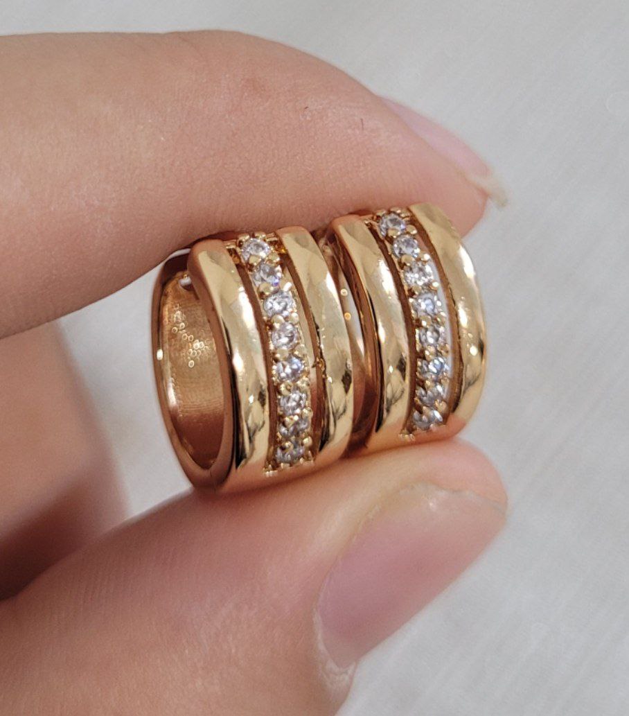 گوشواره حلقهای نگیندار خاص زنانه