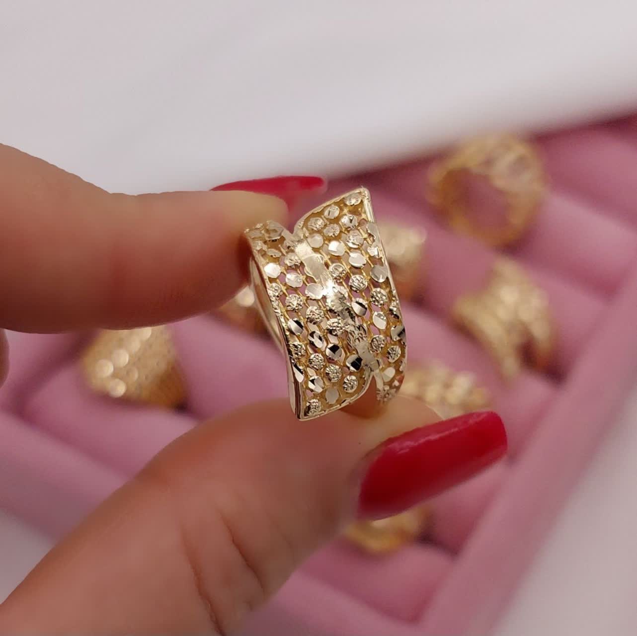 انگشتر طلاروس با طراحی پهن مشبک پولکی