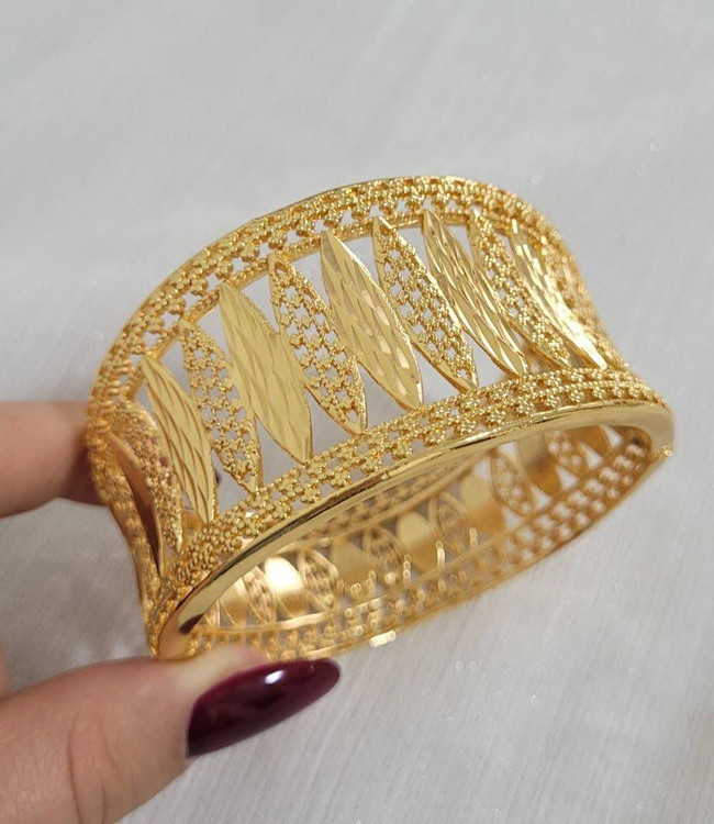 دستبند تکپوش زنانه طلاروس پهن طلایی با طرح برگدار و حاشیه تراشخورده