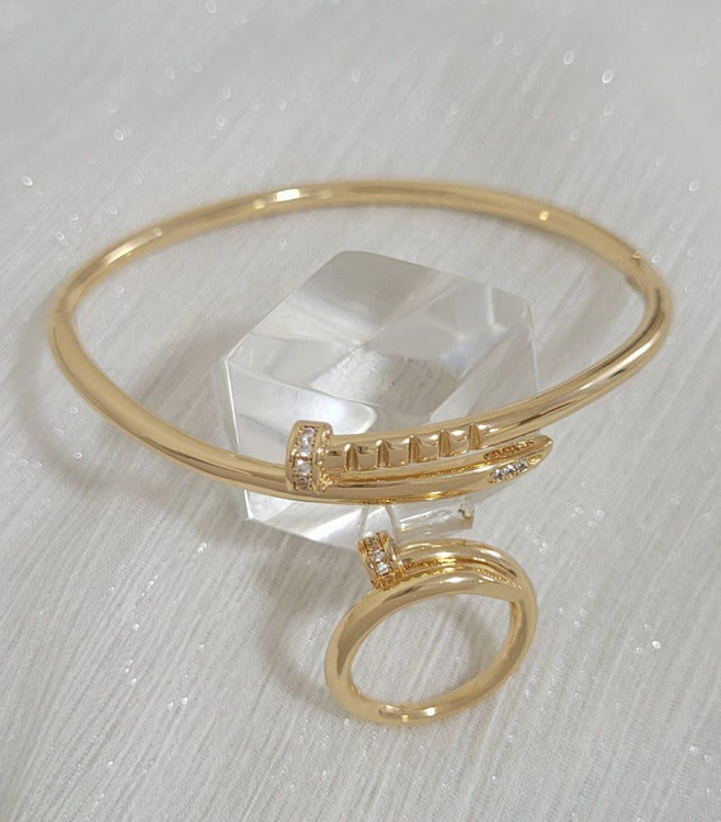 ست دستبند و انگشتر استیل طلایی مینیمال – پرداخت براق با جزئیات ظریف روی بدنه