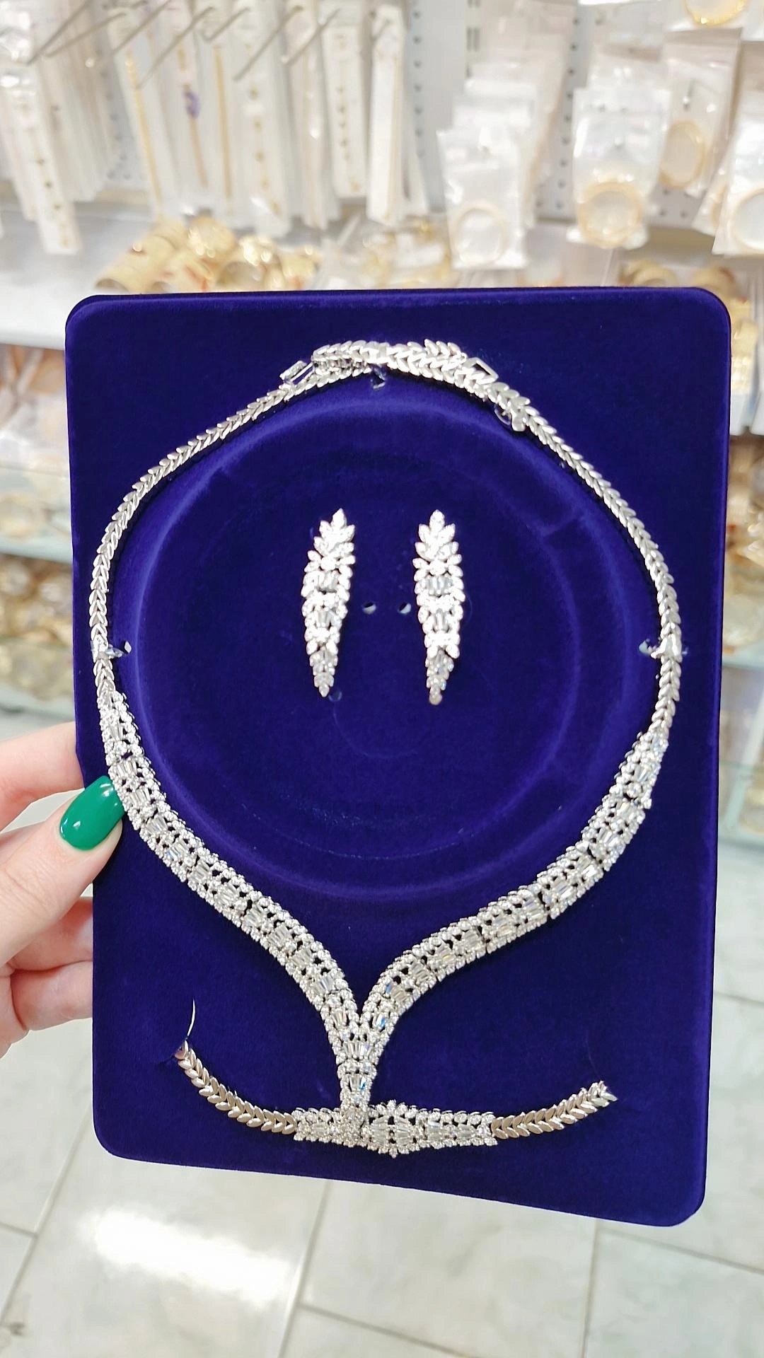 سرویس استیل زنانه نقره‌ای طرح اشکی نگین‌دار