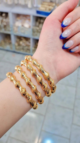 النگو قفلی زنانه اماراتی با طراحی خاص و آبکاری طلایی براق، مناسب استایل مجلسی