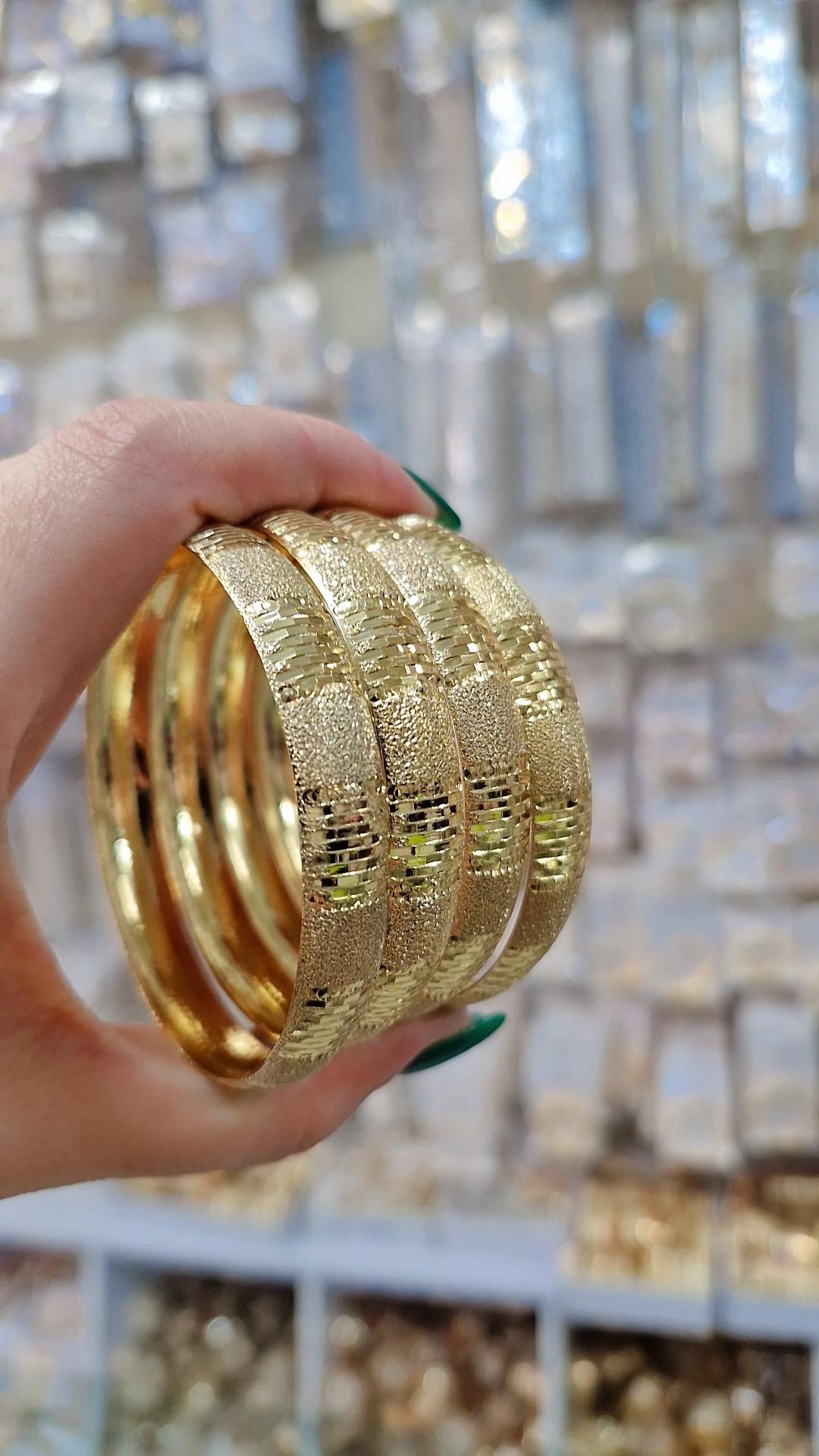 ست النگو برنجی زنانه طرح طلا با بافت شنی مات و خطوط براق لیزری، رنگ طلایی و ماندگاری ۵ ساله