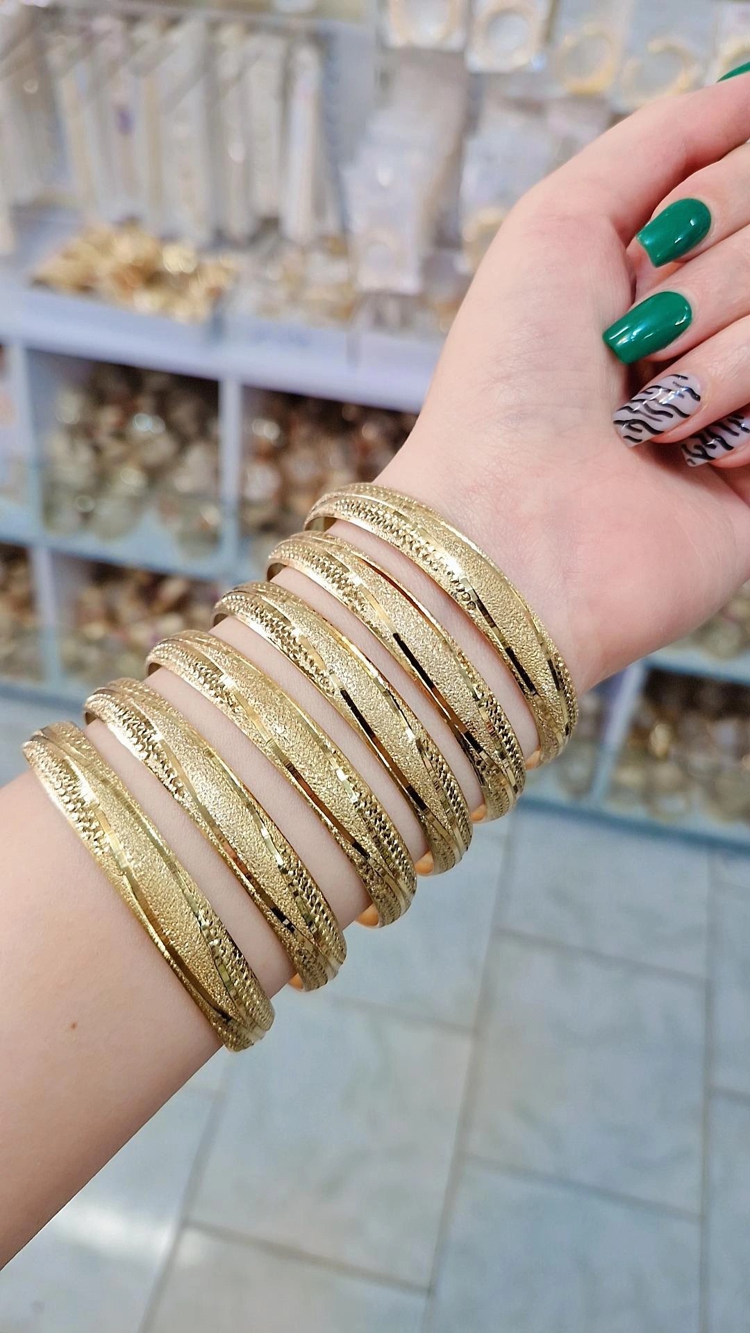 النگو برنجی طرح طلای زنانه پک دوتایی ، رنگ طلایی و دوام ۵ ساله