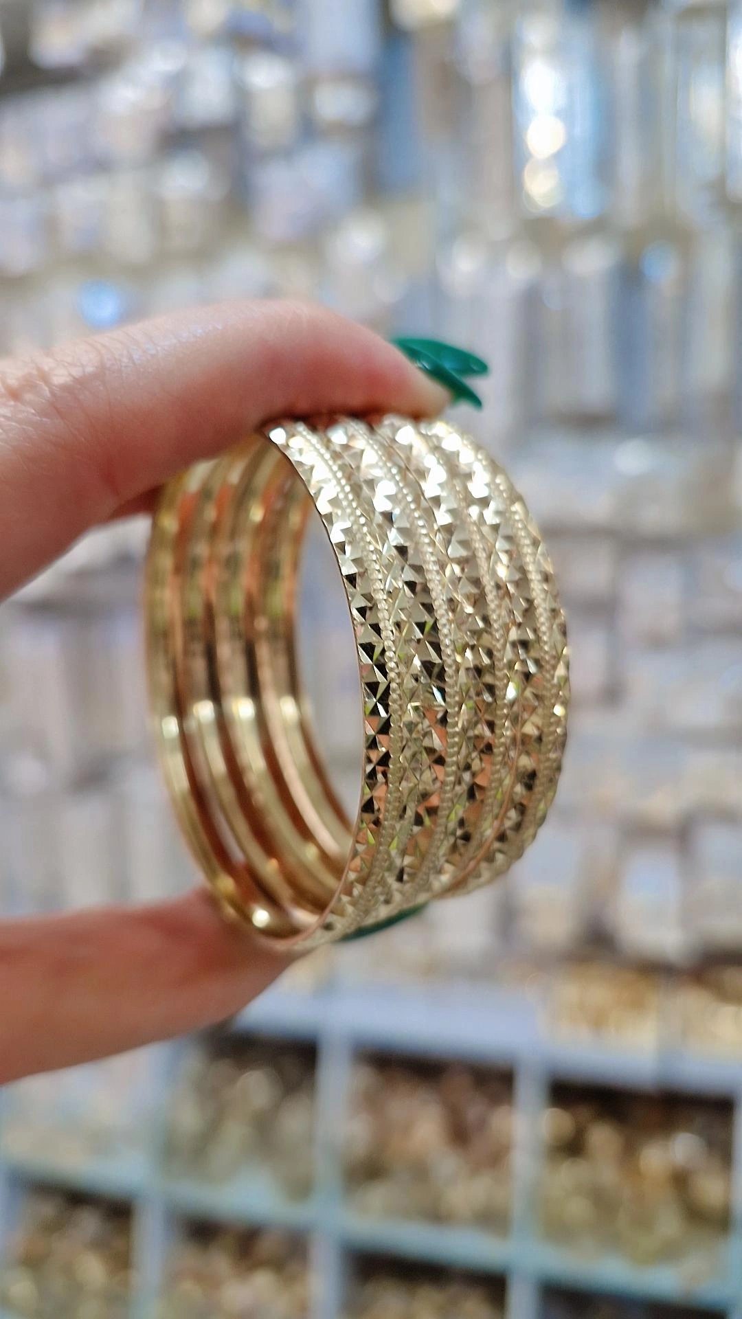 النگو طرح تراش زنانه اصل طلا روس با سطح تراشدار براق، رنگ طلایی ثابت و عرضه بهصورت پک دوتایی