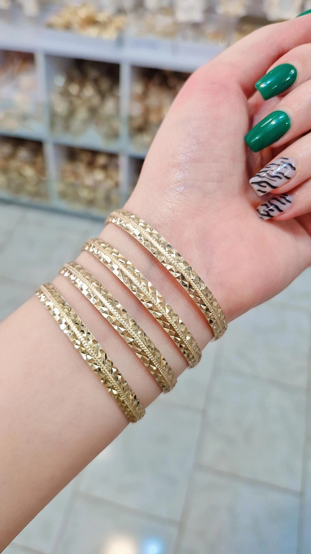 النگو طرح تراش زنانه اصل طلا روس با سطح تراشدار براق