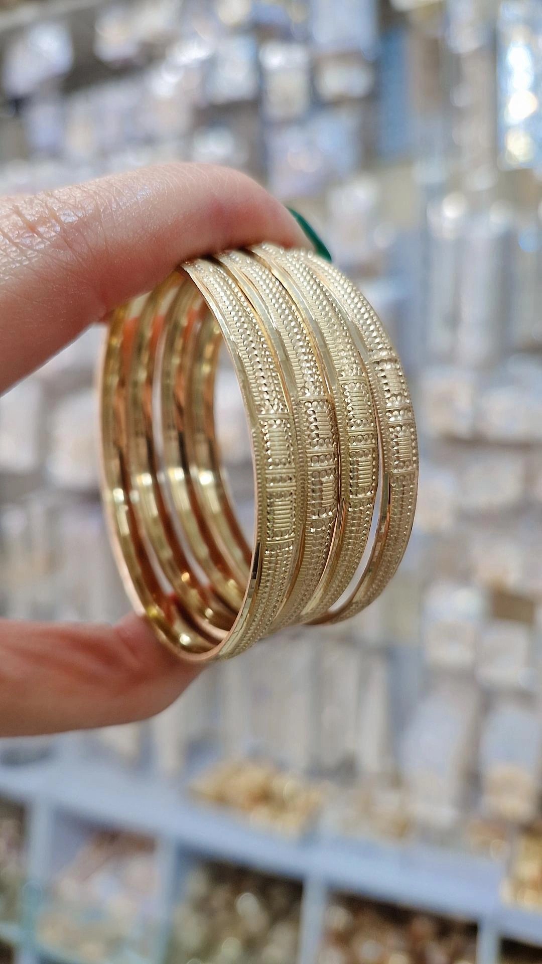 النگو طلا روس زنانه با تراش نقطهای ظریف، رنگ طلایی براق و ثابت، عرضهشده بهصورت پک دوتایی با دوام ۵ ساله