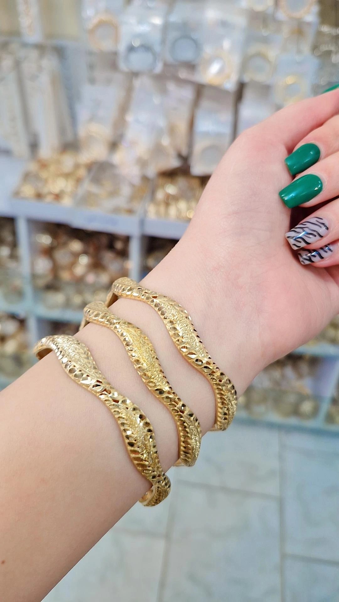 النگو فیوژن اماراتی زنانه اصل طلا روس با طراحی موجی تراشدار، رنگ طلایی براق و ظاهر شبیه طلای اماراتی