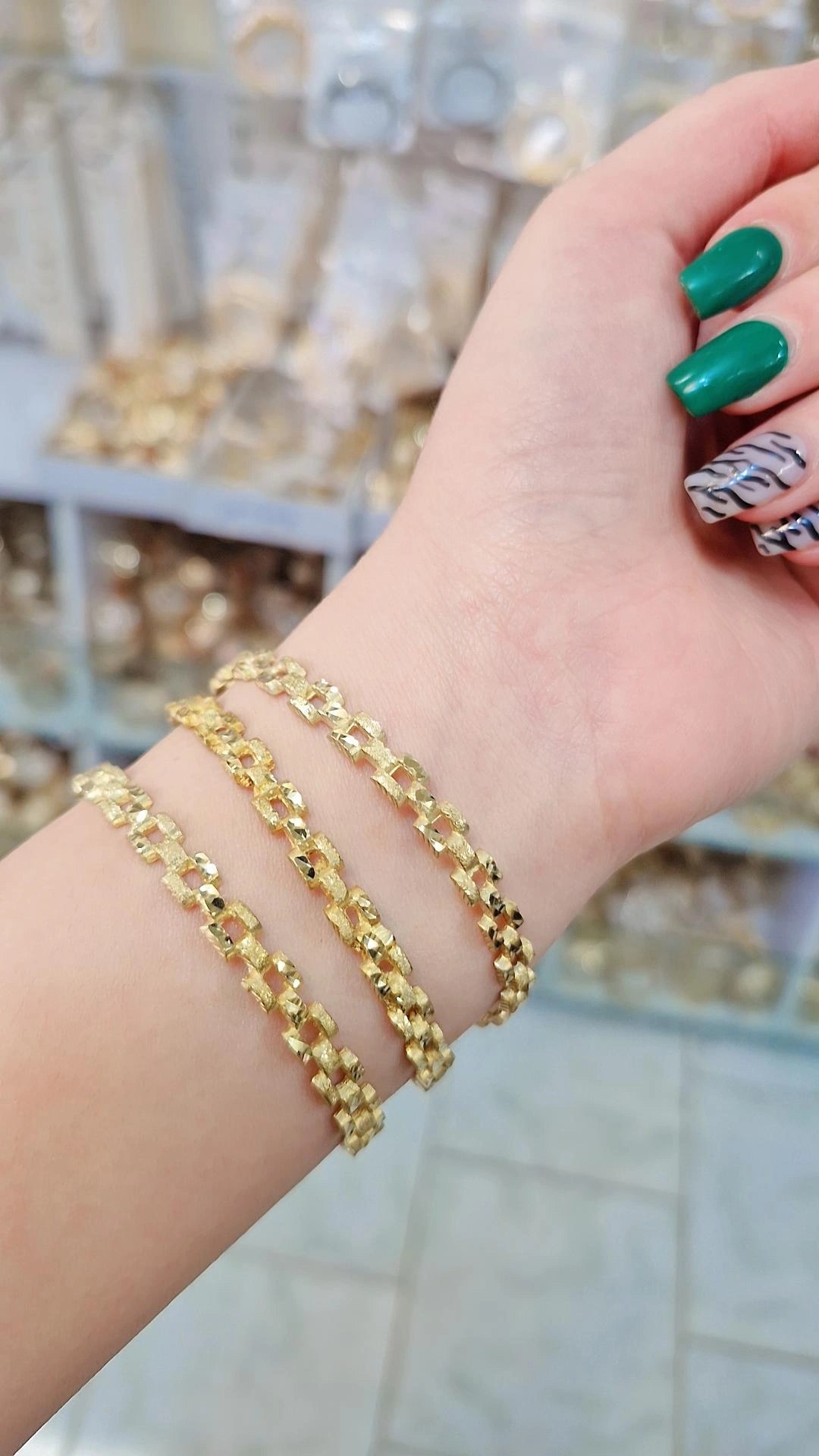 النگو رولکس طلا روس زنانه با طرح زنجیری تراشدار، رنگ طلایی براق و ظاهر کاملاً شبیه طلای واقعی