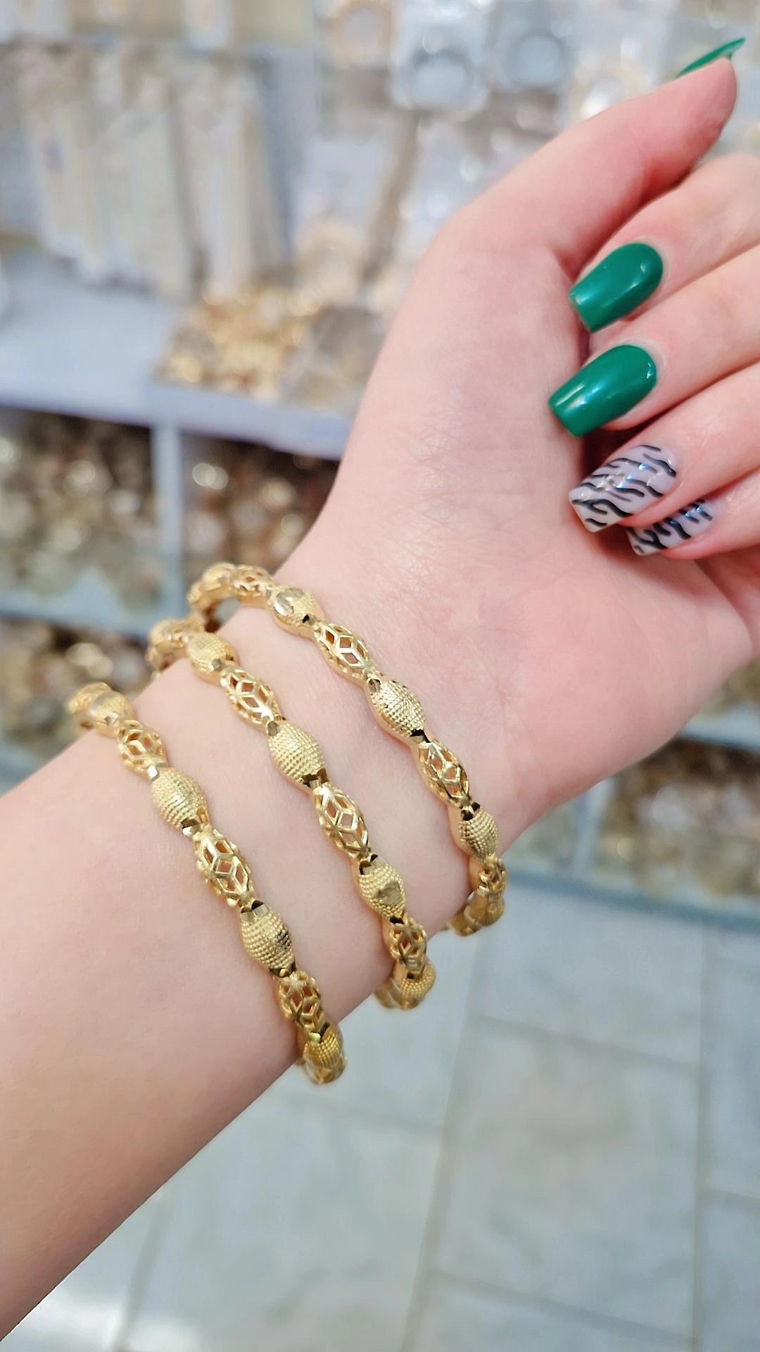 النگو طلا روس زنانه طرح زنجیری مهرهای با بافت تراشدار و رنگ طلایی براق، نمایی شبیه طلای واقعی