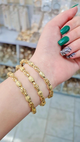 النگو طلا روس زنانه طرح زنجیری مهرهای با بافت تراشدار و رنگ طلایی براق، نمایی شبیه طلای واقعی