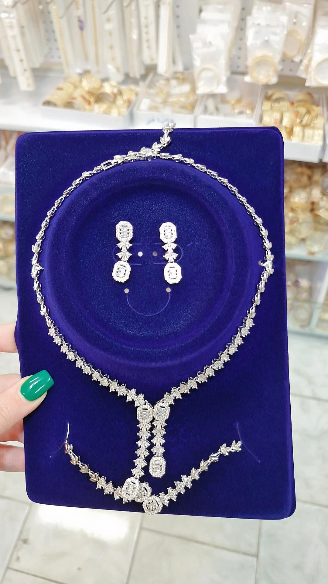 سرویس جواهری زنانه برند پرنس شامل گردنبند، گوشواره و دستبند با نگینهای مخراجکاری شده و طراحی مجلسی