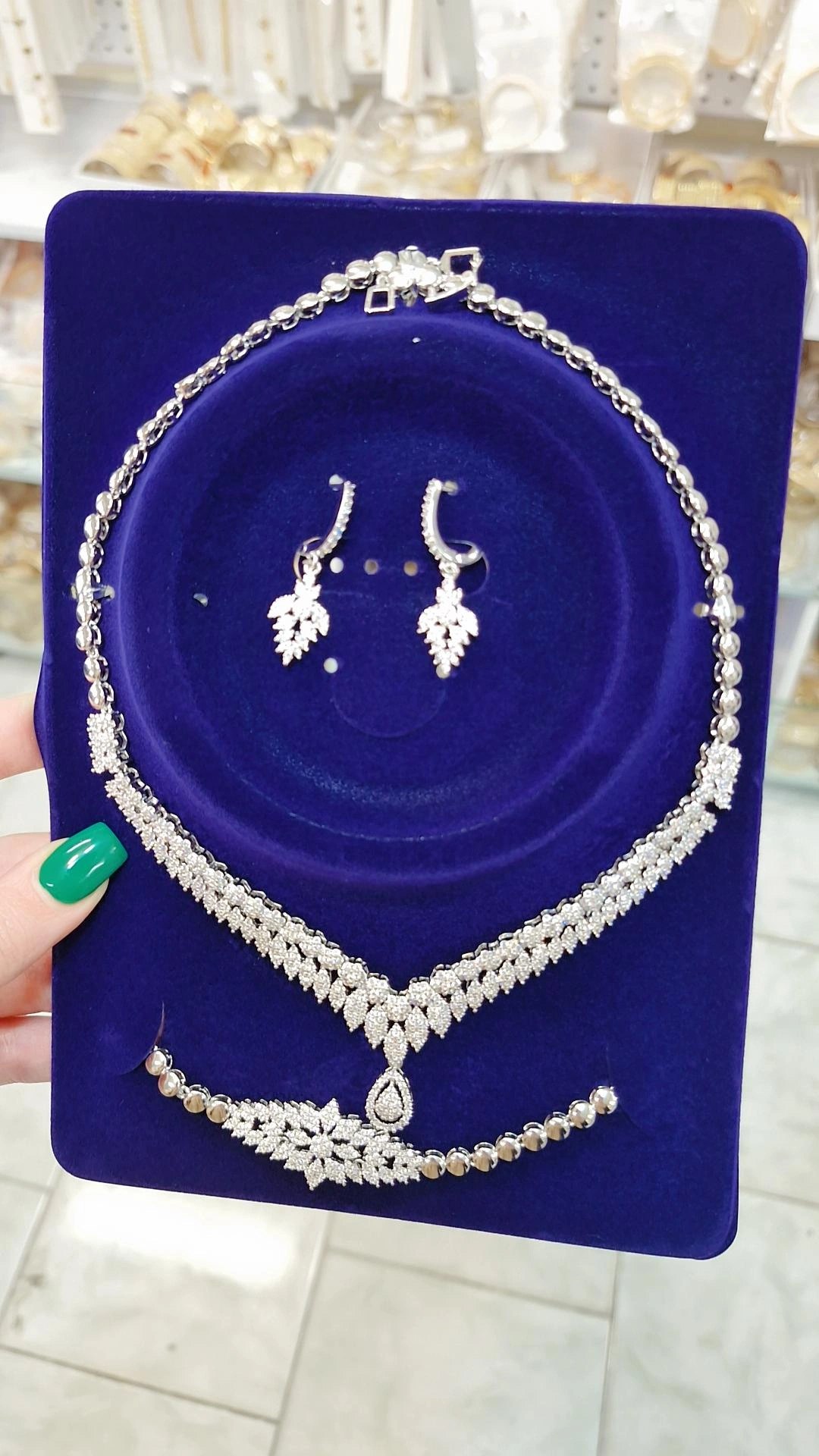 سرویس جواهری زنانه پرنس شامل گردنبند، گوشواره و دستبند استیل با نگینهای مخراجکاریشده و طراحی مجلسی