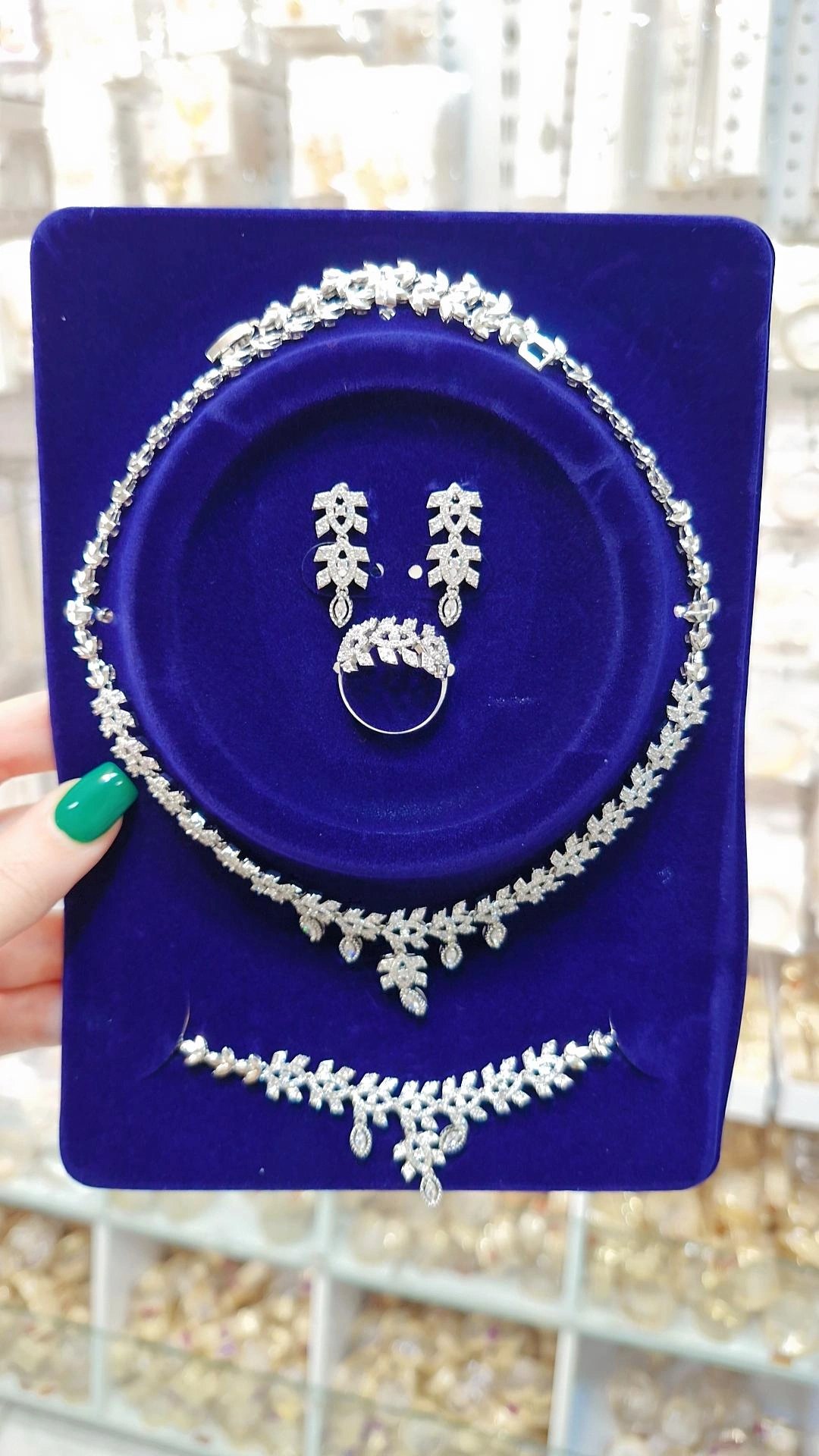 سرویس جواهری زنانه پرنس ۴ تکه شامل گردنبند، گوشواره، دستبند و انگشتر با نگینهای مخراجکاریشده و طراحی لوکس