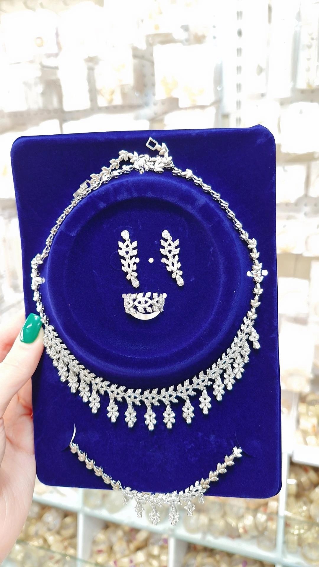 سرویس جواهری زنانه پرنس ۴ تکه شامل گردنبند، گوشواره، دستبند و انگشتر استیل نقرهای با نگینهای مخراجکاریشده و طرح گل آویز