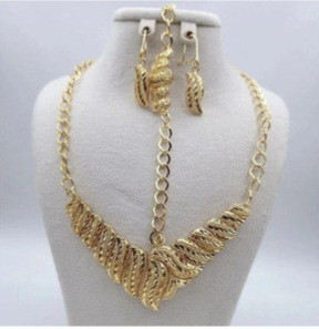 سرویس برنجی زنانه طرح طلا با طراحی برگهای ظریف