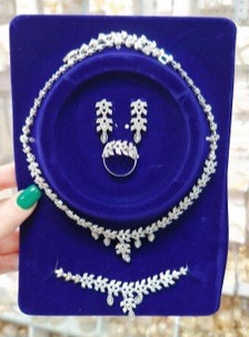 سرویس جواهری زنانه استیل نقرهای مدل پرنس چهار تکه با طراحی برگهای نگیندار و درخشان